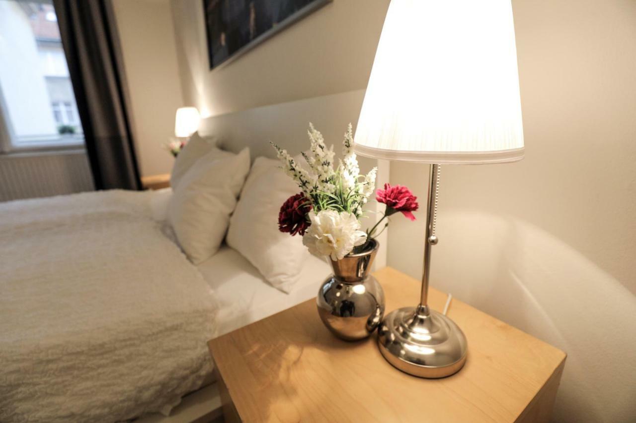 Apartments In Mala Strana - 10 Minutes From Charles Bridge Praga Exterior foto